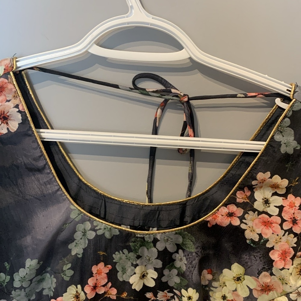 ⭐️ 5 for 20$! ⭐️ Asian Inspired Floral Tunic with Gold Piping - Picture 3 of 3